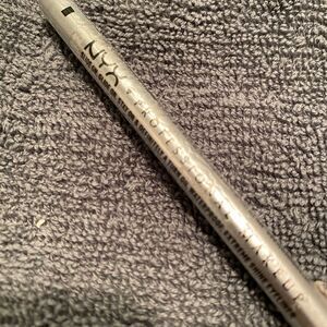 1044 NYX Professional Makeup Waterproof Extreme Shine Eyeliner Pencil Platinu…